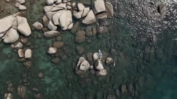 Kamienie na krystalicznie czystym jeziorze — Wideo stockowe