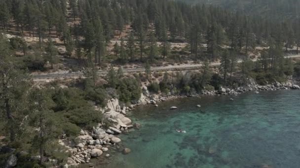 クリスタルクリア湖の映画の映像に沿って山道 — ストック動画