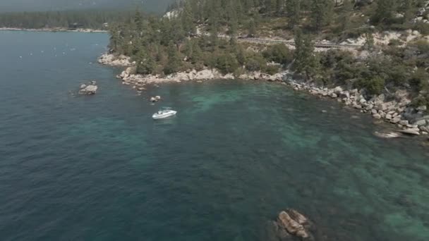 Rocas en las imágenes aéreas cristalinas del lago — Vídeos de Stock