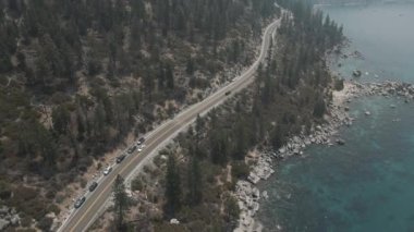 Hava sineması dağ gölü yolu. Dağlar ve göl boyunca yol. Yüksek kalite 4k görüntü