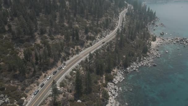 Аерофотозйомка Гірської Озерної Дороги Дорога Вздовж Гір Озера Високоякісні Кадри — стокове відео