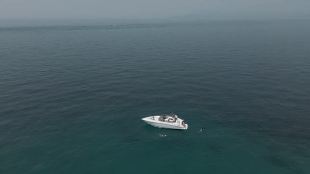 从空中向游艇看电影 高质量的4K镜头 — 图库视频影像