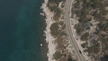 Hava sineması dağ gölü yolu. Dağlar ve göl boyunca yol. Yüksek kalite 4k görüntü