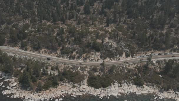 Letecký pohled na horské jezero silnice. Cesta podél hor a jezera. — Stock video