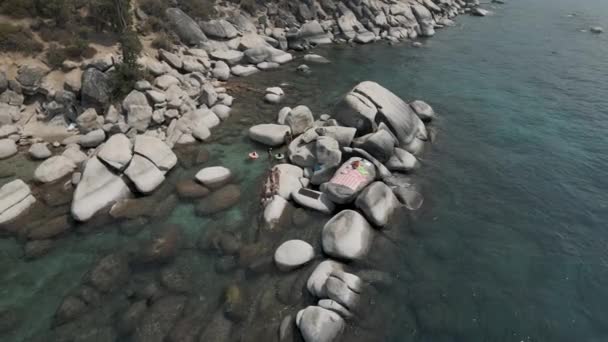 美丽的女士在岩石上放松 — 图库视频影像