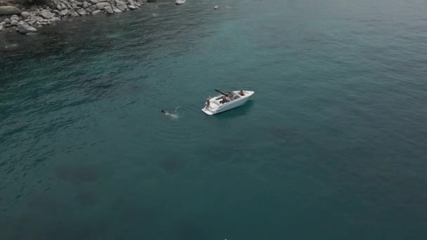 Letecký filmový pohled na motorovou jachtu — Stock video
