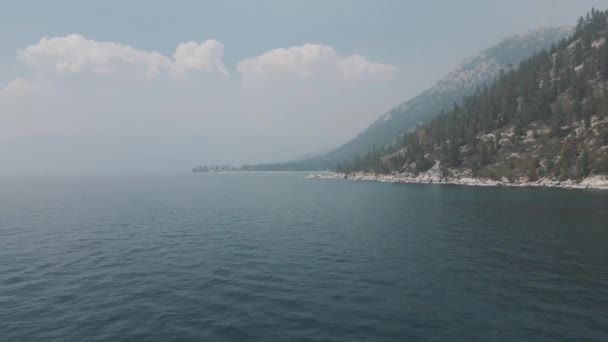 Voo cinematográfico sobre as imagens do drone do lago — Vídeo de Stock