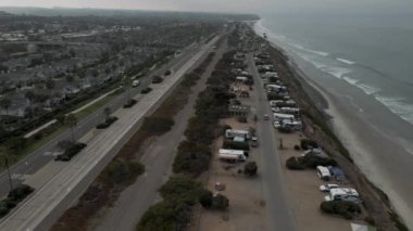 Carlsbad California 'nın insansız hava aracı görüntüsü 4K. Okyanus kamp alanı..