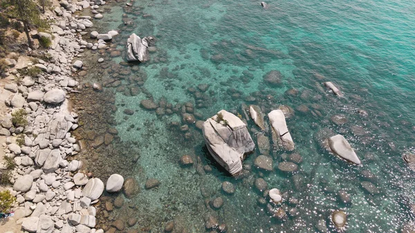 Crystal Clear Lake Tahoe Rocky Shoreline Bonsai Rock Foto Alta — Foto de Stock