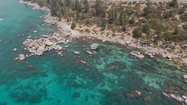 Kristallklar Lake Tahoe Stenig Kustlinje Högkvalitativt Foto — Stockfoto