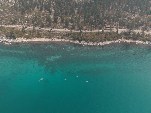 Kristallklar Lake Tahoe Stenig Kustlinje Högkvalitativt Foto — Stockfoto