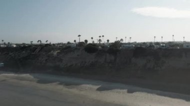 Carlsbad California 'nın insansız hava aracı görüntüsü 4K. Okyanus kamp alanı. Yüksek kalite 4k görüntü