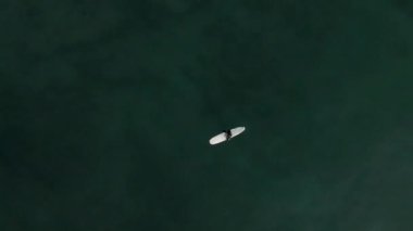  Sörfçü sörf için iyi bir dalga anı bekliyor. Yüksek kalite 4k görüntü