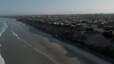Carlsbad California 'nın insansız hava aracı görüntüsü 4K. Okyanus kamp alanı. Yüksek kalite 4k görüntü