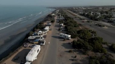 Carlsbad California 'nın insansız hava aracı görüntüsü 4K. Okyanus kamp alanı. Yüksek kalite 4k görüntü