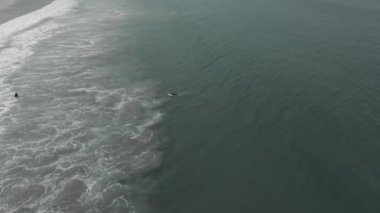  Sörfçü sörf için iyi bir dalga anı bekliyor. Yüksek kalite 4k görüntü