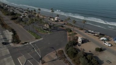 Carlsbad California 'nın insansız hava aracı görüntüsü 4K. Okyanus kamp alanı. Yüksek kalite 4k görüntü