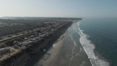 Carlsbad California 'nın insansız hava aracı görüntüsü 4K. Okyanus kamp alanı. Yüksek kalite 4k görüntü