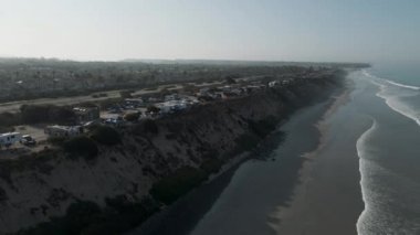 Carlsbad California 'nın insansız hava aracı görüntüsü 4K. Okyanus kamp alanı. Yüksek kalite 4k görüntü