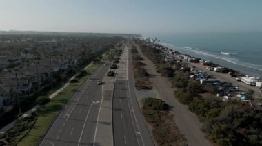 Carlsbad California 'nın insansız hava aracı görüntüsü 4K. Okyanus kamp alanı. Yüksek kalite 4k görüntü