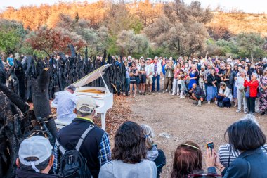 Bodrum, Cokerme, Türkiye, 10212021; Piyanist, Kerem Gorsev beyaz piyanoda canlı yayın yapıyor. 