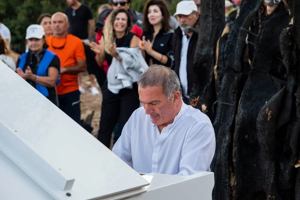 Bodrum, Cokerme, Türkiye, 10212021; Piyanist, Kerem Gorsev beyaz piyanoda canlı yayın yapıyor. 
