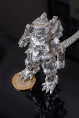 Gümüş canavar Türk Lirası 'nın üzerinde duruyor. Enflasyona karşı değer kaybediyor. Ayna efektli karanlık yansıtıcı yüzey. Finansal ve ekonomik arka planda fotokopi alanı var. Seçici odak.