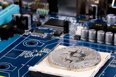 Bitcoin dijital para CPU devre bilgisayar ana kartında. DeFi 'de kripto para sembolü. Blockchain verileri çevrimiçi ticaret. Uluslar arası sanal ödemeler. Kopyalama alanı olan mali arkaplan.