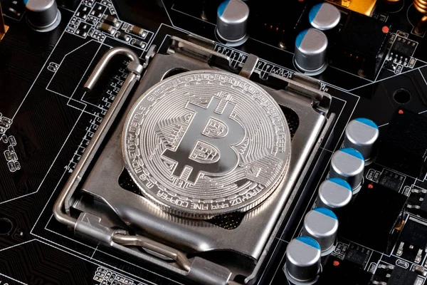 Bitcoin dijital para CPU devre bilgisayar ana kartında. DeFi 'de kripto para sembolü. Blockchain verileri çevrimiçi ticaret. Uluslar arası sanal ödemeler. Kopyalama alanı olan mali arkaplan.