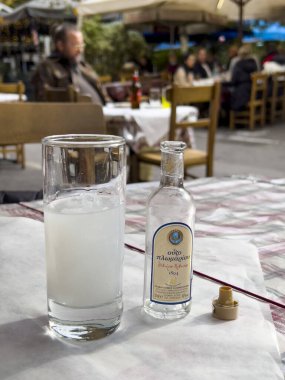 ATİNA, GREECE - 16 HAZİRAN 2022: Plomari markalı Yunan ruhu Ouzo şişe. Aperatif likör ve anason aromalı süt sıvısı. Kopya alanı ile odaklamayı kaldır. Sert alkollü içecek..