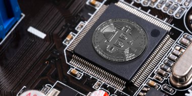 Gümüş Bitcoin 'i bilgisayar ana kartına tercih ederim. Kripto para üretim teknolojisi ve DeFi Finans sistemi karanlık CPU devre arkaplanında fotokopi alanı ile. Uluslar arası ikili sanal ödeme.