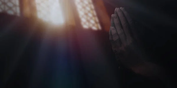 Mãos Rezando Frente Janela Igreja Com Raios Luz Triângulo Mão — Fotografia de Stock