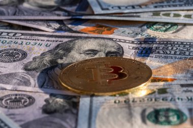 100 banknot doların üzerindeki bitcoin 'in sembolik dijital sikkesi. Altın Bitcoin 'i nakit parayla takas et. Amerikan banknotlarındaki kripto para birimi. Modern ödeme yöntemi. Yerel Tasarruf ve Yatırım kavramı.