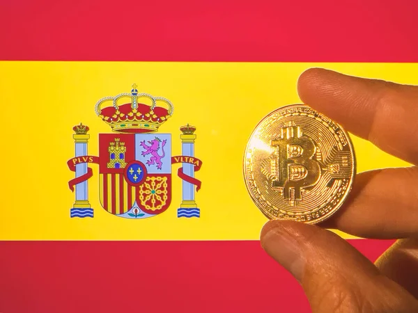 Trzyma Fizycznie Złotą Bitcoina Nad Hiszpańską Flagą Hiszpania Jako Inwestor — Zdjęcie stockowe