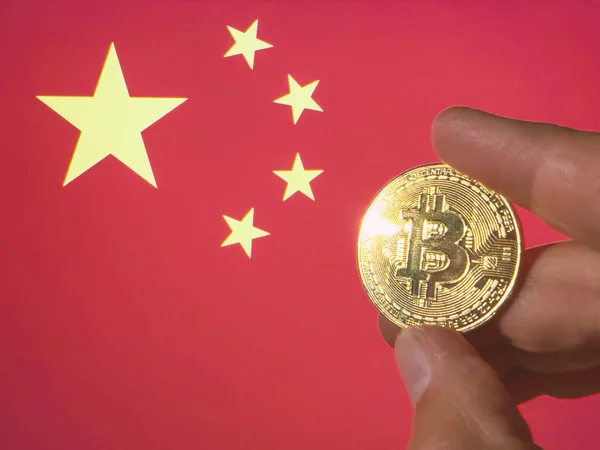 Trzyma Fizycznie Złotą Bitcoina Nad Chińską Flagą Chiny Jako Kryptowaluta — Zdjęcie stockowe