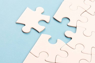 Gökyüzü mavi yüzeyinde bulmaca kenarı parçası. Beyaz yapboz oyun ağı dokusu. Uyumlu, son kayıp parça yerleştiriliyor. İş ve takım çalışması problem çözme geçmişi. Metin eklemek için boşluk kopyala, kapat.