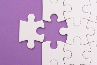 Leylak yüzeyinde bulmaca parçaları. Beyaz yapboz oyun ağı dokusu. Uyumlu, son kayıp parça yerleştiriliyor. İş ve takım çalışması problem çözme geçmişi. Metin eklemek için boşluk kopyala, kapat.