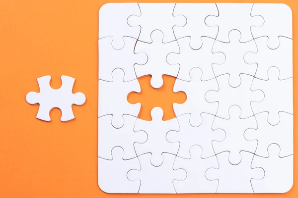 Puzzle Piezas Superficie Naranja Blanco Rompecabezas Juego Cuadrícula Textura Coincidencia —  Fotos de Stock