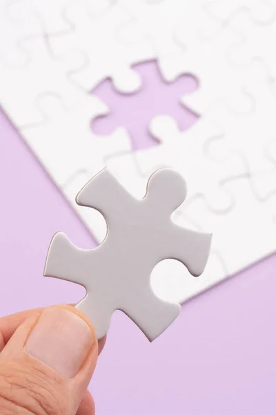 Ręczne Trzymanie Puzzle Kawałki Pionowe Powierzchni Róży Białe Puzzle Tekstury — Zdjęcie stockowe