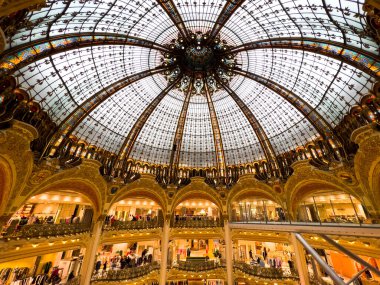 Paris, Fransa - 6 Nisan 2022: Galleria la Fayette mağazasının çatı penceresi manzarası. Paris, Fransa 'daki Lafayette alışveriş merkezinin gündüz vakti renkli vitraylı tavanı.