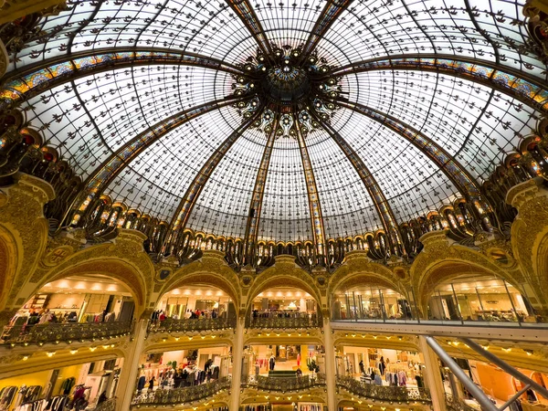Paris, Fransa - 6 Nisan 2022: Galleria la Fayette mağazasının çatı penceresi manzarası. Paris, Fransa 'daki Lafayette alışveriş merkezinin gündüz vakti renkli vitraylı tavanı.