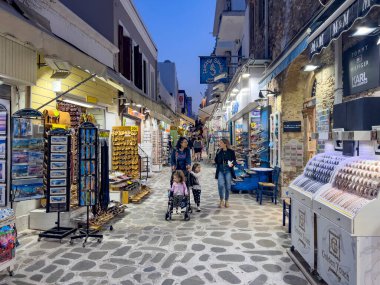 Kos-Yunanistan, 05.31.2022: Kos Adası Şehir Merkezi 'ndeki dükkanlar