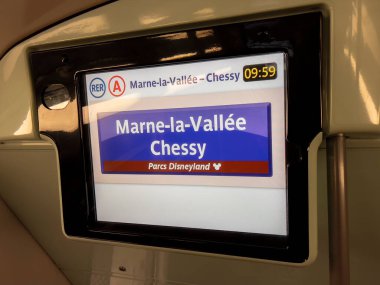 Paris, Fransa - 04 / 05 / 2022: Disneyland treninin bilgi ekranı. Disneyland Durağı Marne La Valle Chessy Ekranda.
