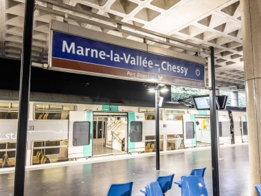 Paris, Fransa - 04 / 05 / 2022: Disneyland 'deki bilgi tabelası Marne La Valle Chessy tren istasyonunu durdurdu. Burası Disneyland treninin son durağı..
