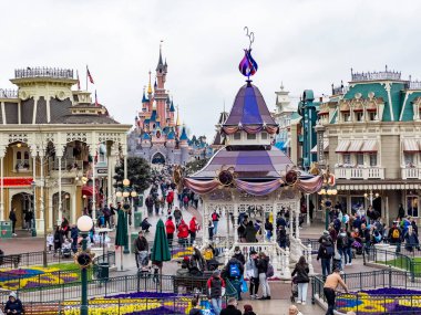Paris, Fransa - 04 / 05 / 2022: Disneyland 'in renkli meydanı. Etrafta dolaşan insanlar.
