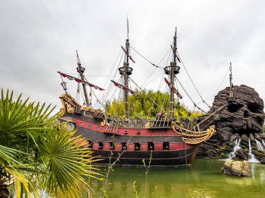 Paris, Fransa - 04 / 05 / 2022: Karayip Korsanları sahnesi ve Disneyland Paris yerleri. Kaptan Jack Sparrow 'un model gemisi. Film anlarından çok başarılı tasarımlar.