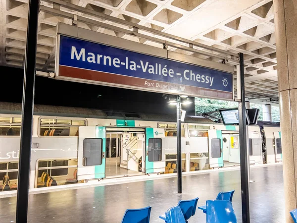 Paris, Fransa - 04 / 05 / 2022: Disneyland 'deki bilgi tabelası Marne La Valle Chessy tren istasyonunu durdurdu. Burası Disneyland treninin son durağı..