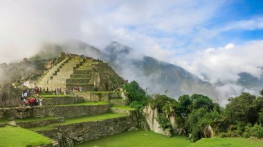 Çarpıcı Machu Piccu şehir manzarası, yüksek açı. Olağanüstü doğa manzarası ve fotokopi alanı ile tarihi arka plan. Machu Picchu, Peru 'daki And Dağları' nda bulunan bir İnka kalesidir.