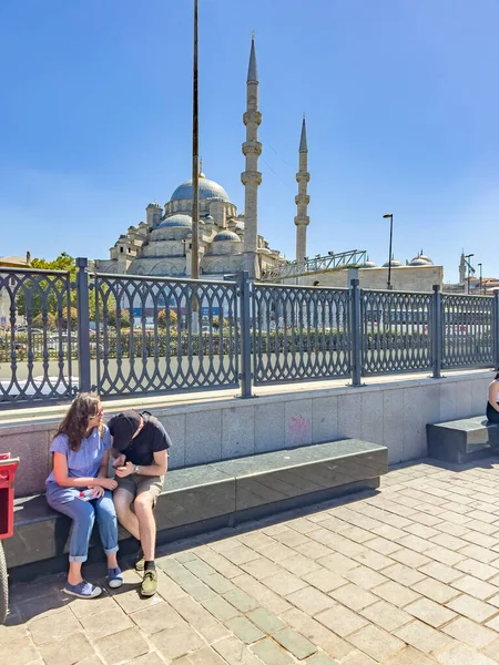 Tourist Couple Sitting Bench Front Yeni Cami New Mosque Eminonu — Foto de Stock
