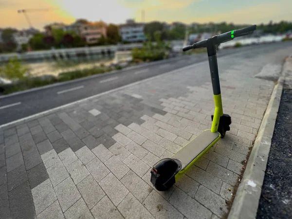 Сучасний Scooter Орендувати Електричний Самокат Припаркований Велосипедній Смузі Заході Сонця — стокове фото